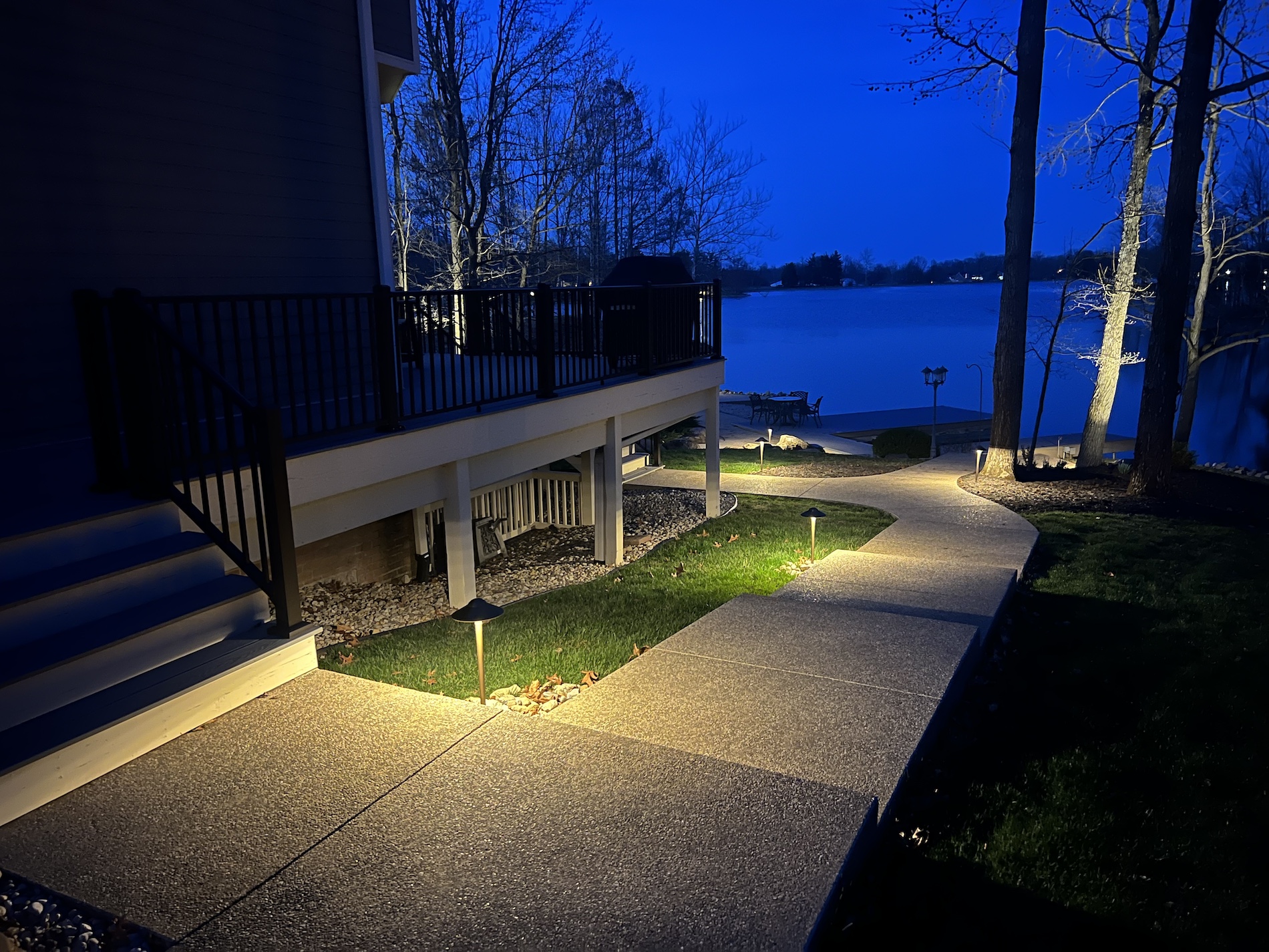 How Can You Personalize Your Garden with Custom Outdoor Light Fixtures in 2025?